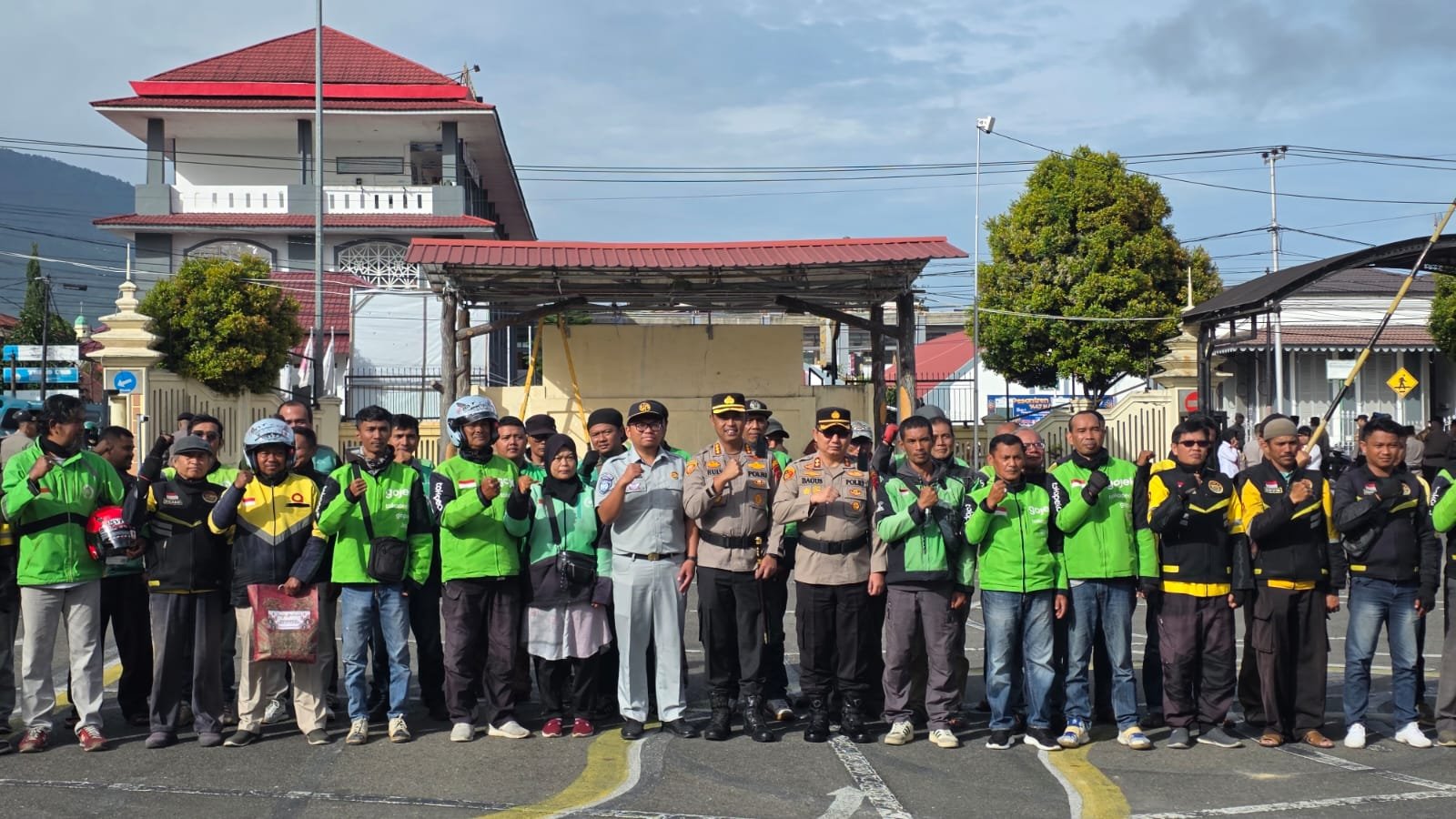 Jasa Raharja Bukittinggi dan Polresta Bukittinggi Deklarasikan Pengemudi Ojol sebagai Pelopor Keselamatan Berlalu Lintas
