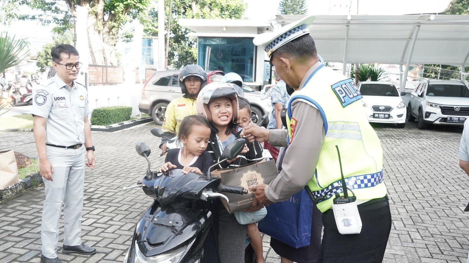 Berbagi Takjil Ramadan, Jasa Raharja Wilayah Lampung Edukasi Keselamatan Berkendara dan Sosialisasi Gebyar Samsat