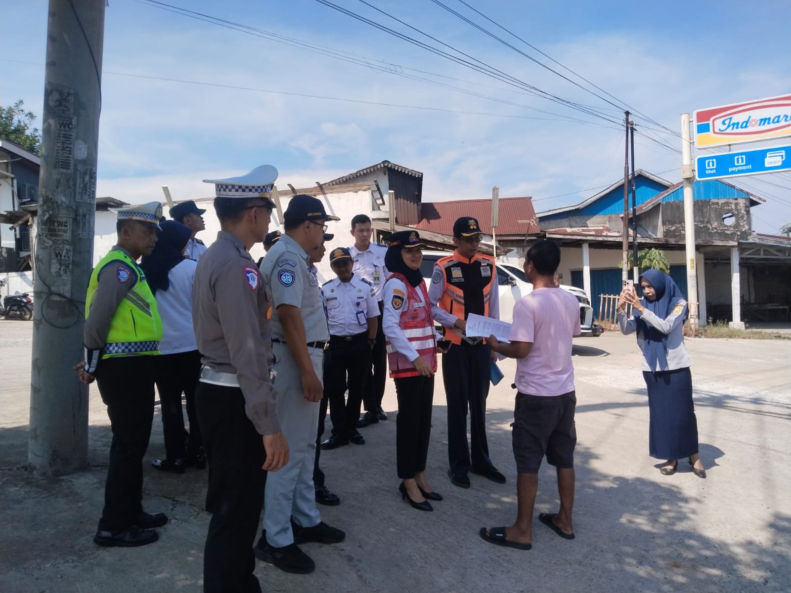 Jasa Raharja Bengkulu Bersama Mitra Berikan Imbauan kepada Sopir Angkutan Barang di SPBU Air Sebakul