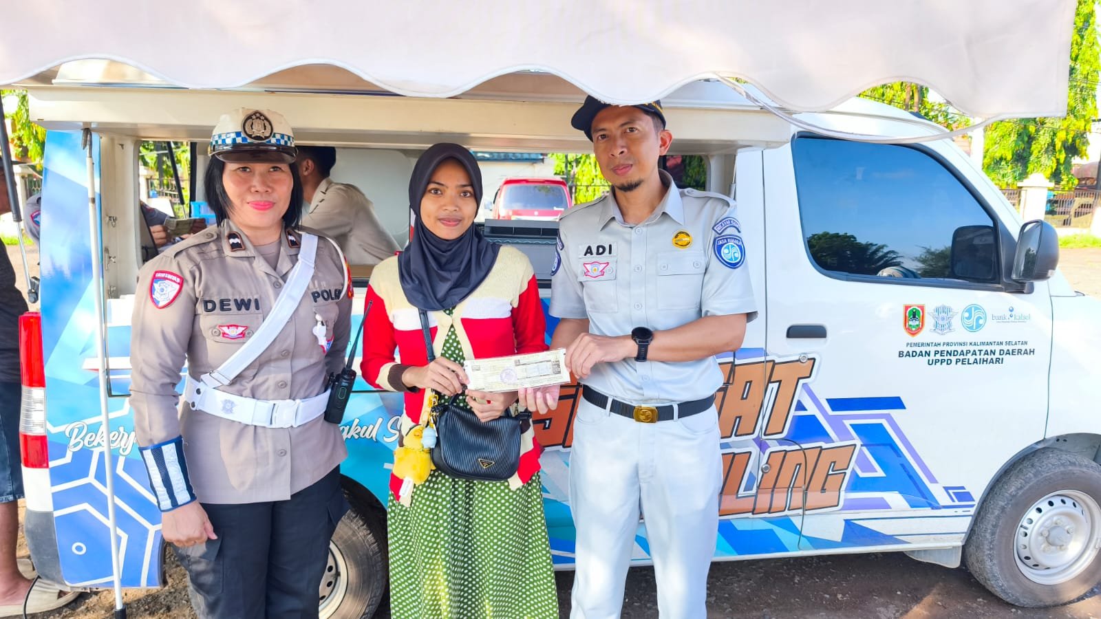 Tim Pembina Samsat Pelaihari Edukasi Pengendara di Terminal Tanah Habang, Pajak Ditekankan