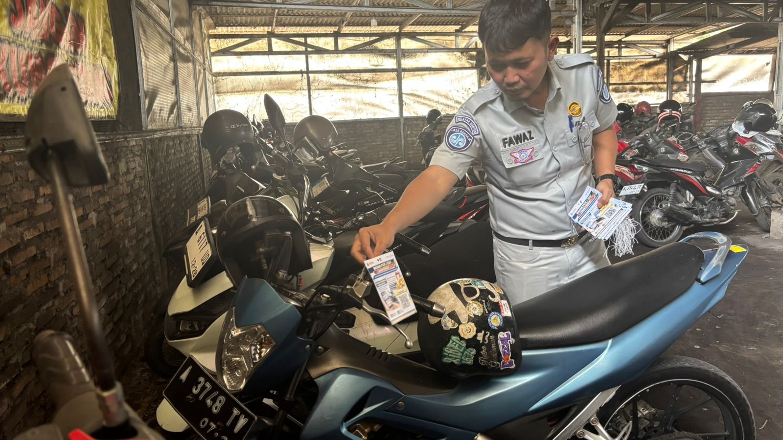 Aksi Simpatik Jasa Raharja Banten: Sapa Ratusan Pemilik Kendaraan di Kantong Parkir untuk Edukasi Digital dan Undian Emas