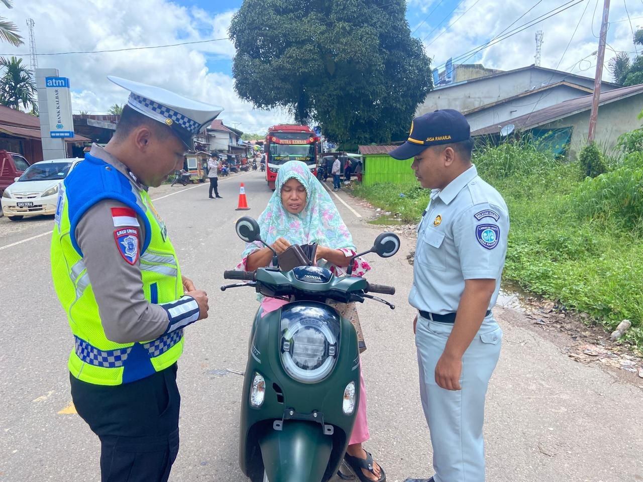 Jasa Raharja Sintang Bersama Tim Pembina Samsat Kapuas Hulu Gelar Operasi Gabungan di Perbatasan Badau