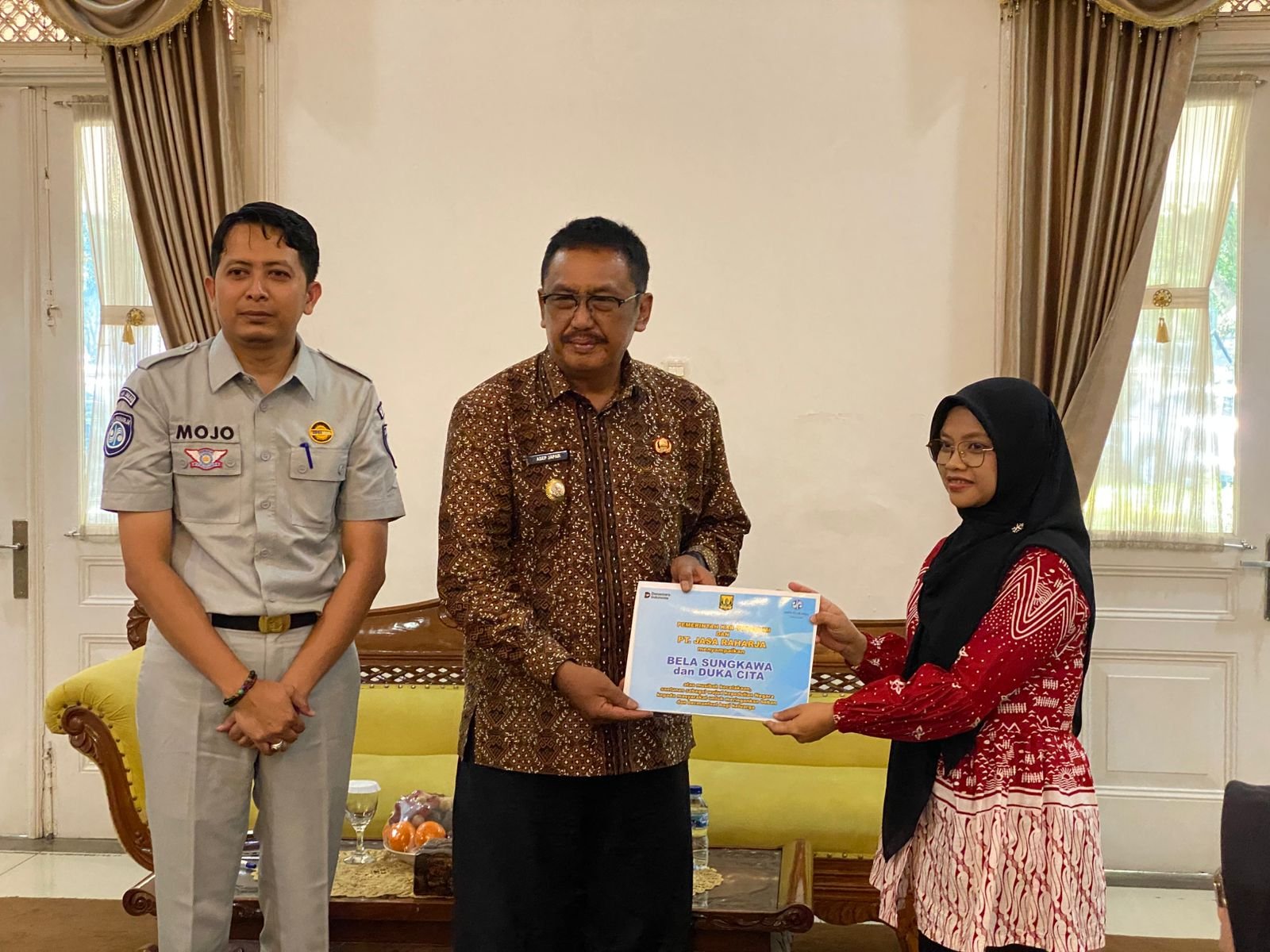 Jasa Raharja Cabang Sukabumi Serahkan Santunan Kepada Beberapa Ahli Waris Korban Kecelakaan Lalu Lintas di Pendopo Kabupaten Sukabumi