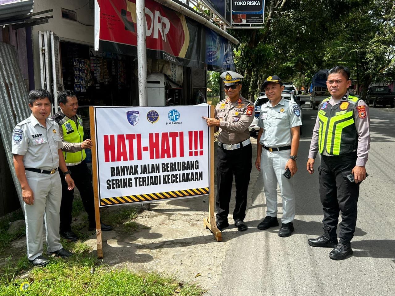 Kolaborasi Jasa Raharja Palopo dan Polres Palopo Perkuat Budaya Tertib Berlalu Lintas Melalui Pemasangan Himbauan Keselamatan di Titik Rawan Laka