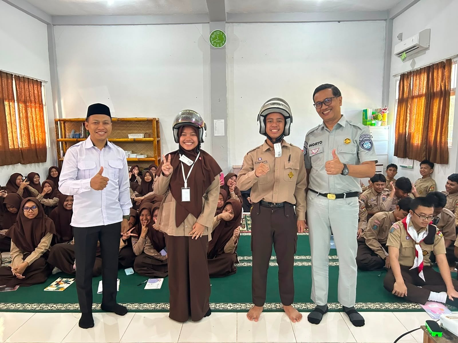 PT Jasa Raharja (Persero) Cabang Kandangan Edukasi Keselamatan Berlalu Lintas pada Kegiatan MPLS SMA Islam Qurrata A’yun Kandangan